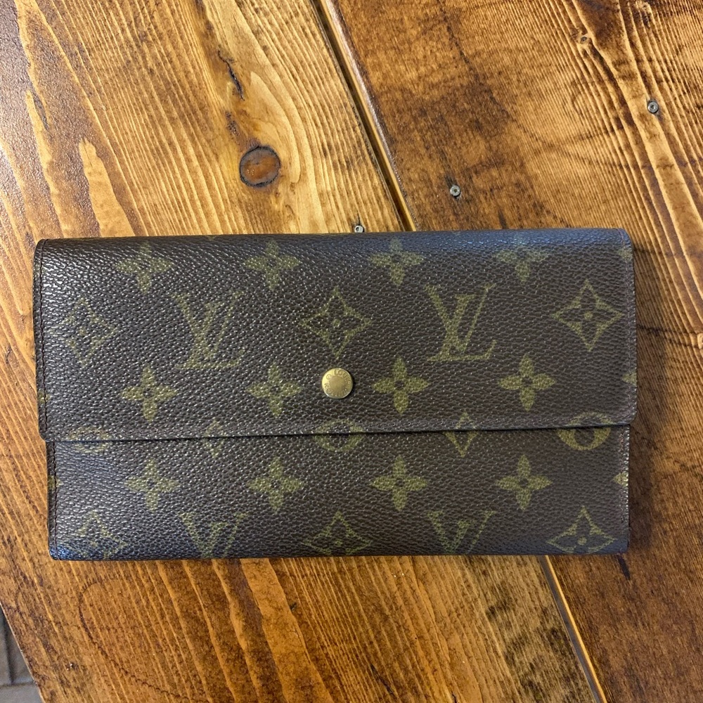 Louis Vuitton International Wallet. Excellent condition. Authentic.